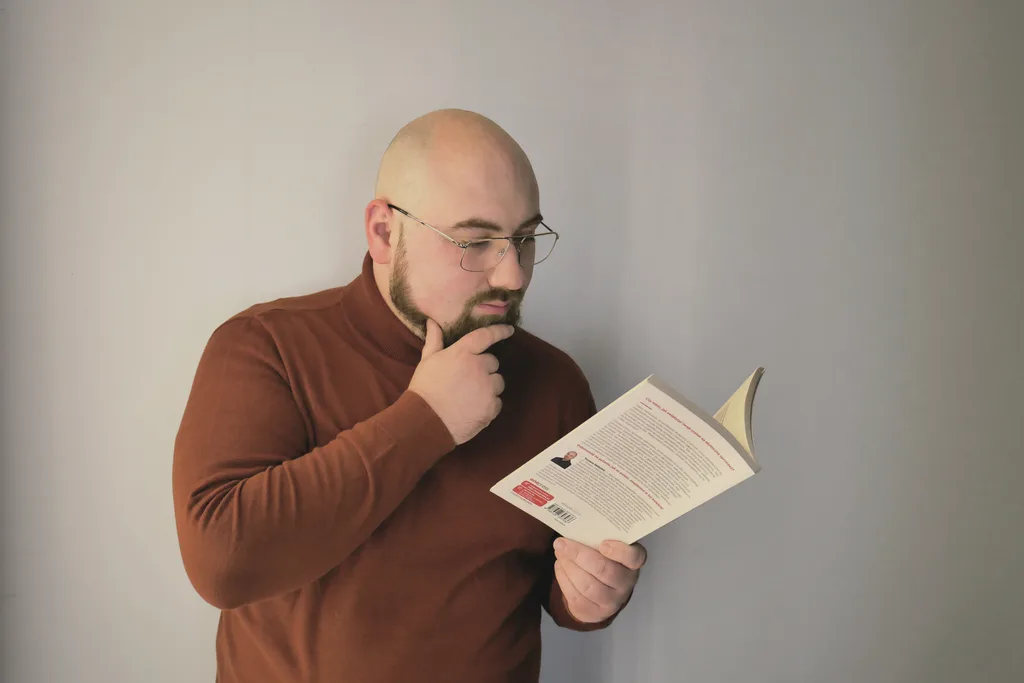 Dominik Marciniak czytający książkę